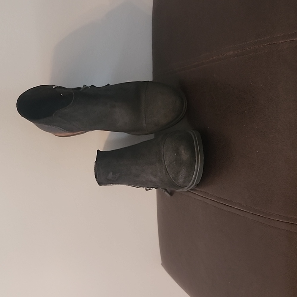 Sorel short black suede boot